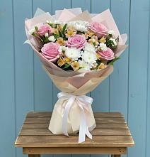 Букет цветов из:  Гвоздики, Орхидеи и Розы в Кировский