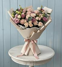 Букет цветов из:  Розы и Лизиантусы в Кировский