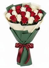 Букет Микс из красных и белых роз в Кировский