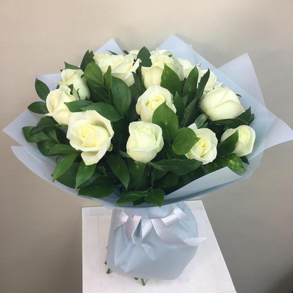 Букет 15 Белых роз Проуд в Кировский