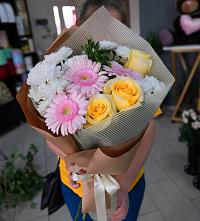 Букет цветов из:  Герберы, Розы и Хризантемы в Кировский