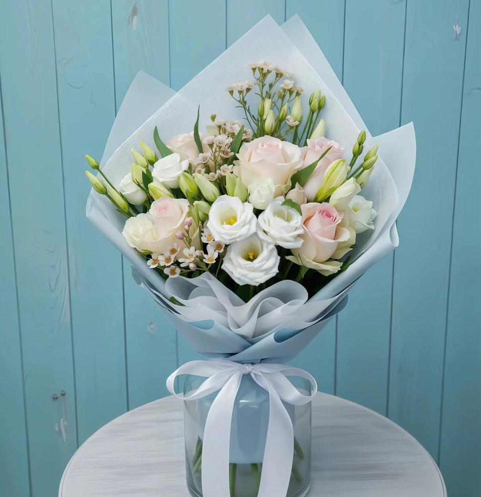 Букет цветов из: Розы и Лизиантусы в Кировский