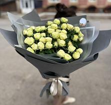 Букет Белые кустовые розы Солинеро в Кировский