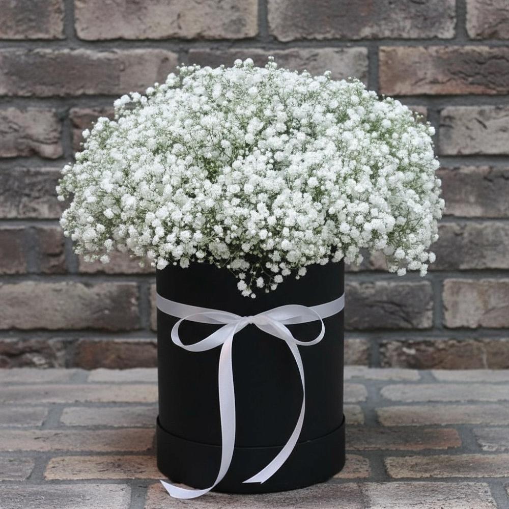 Цветочная композиция из Гипсофила в шляпной коробке в Кировский