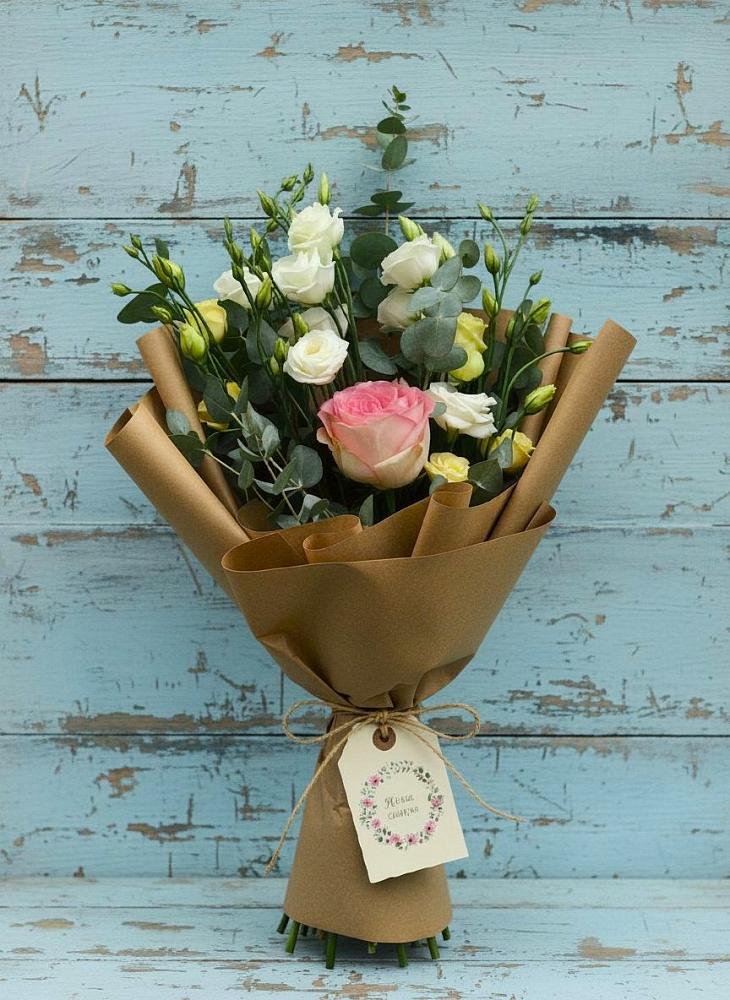 Букет цветов из: Розы и Лизиантусы в Кировский