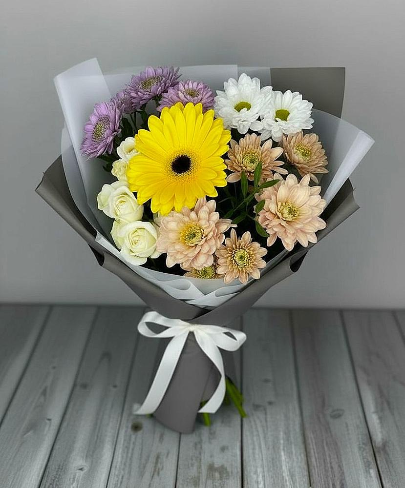 Букет цветов из: Розы, Герберы и Хризантемы в Кировский