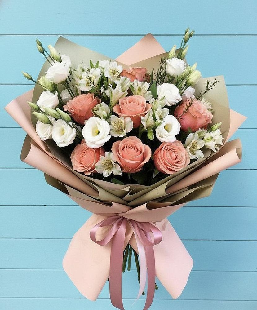 Букет цветов из: Розы, Альстромерии и Лизиантусы в Кировский