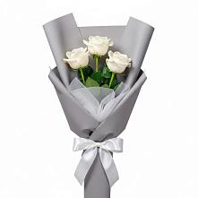Букет 3 белые розы в Кировский