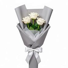 Букет 3 белые розы в Кировский