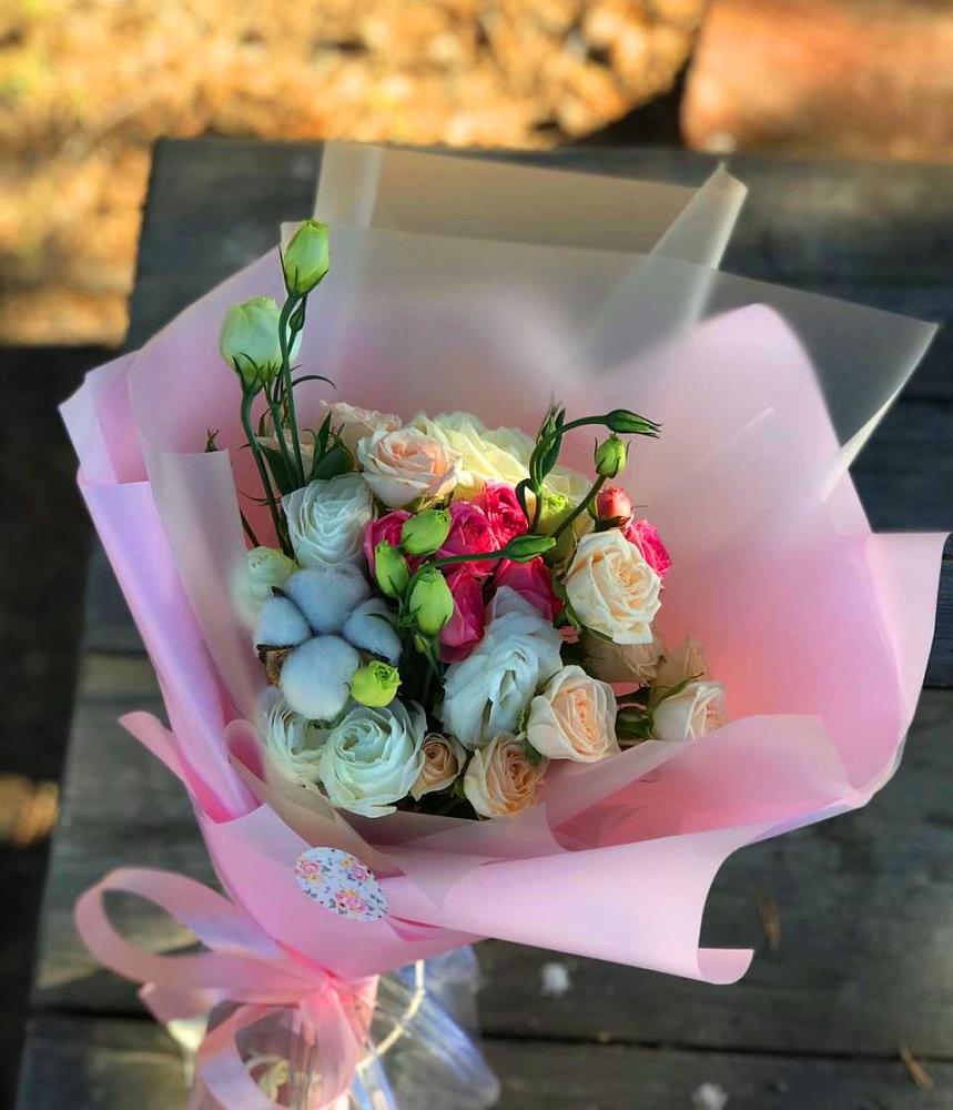 Букет цветов из: Розы и Лизиантусы в Кировский