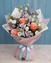 Букет цветов из:  Лизиантусы, Розы, Альстромерии и Гипсофила в Кировский