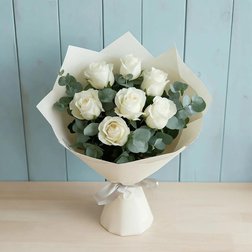 Букет Белые розы в Эвкалипте в Кировский