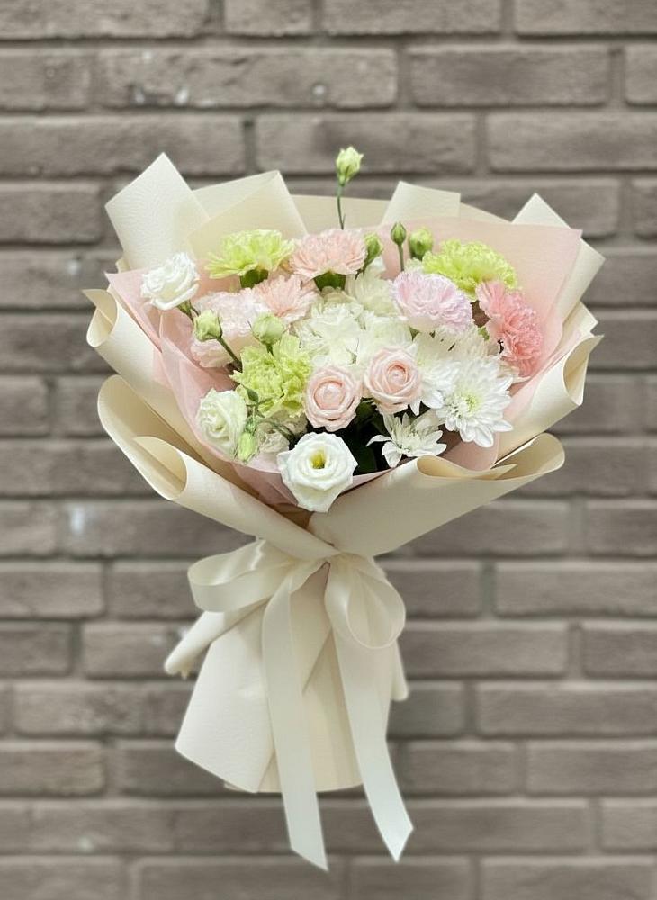 Букет цветов из: Гвоздики, Розы, Лизиантусы и Хризантемы в Кировский