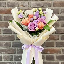 Букет цветов из:  Лизиантусы и Розы в Кировский