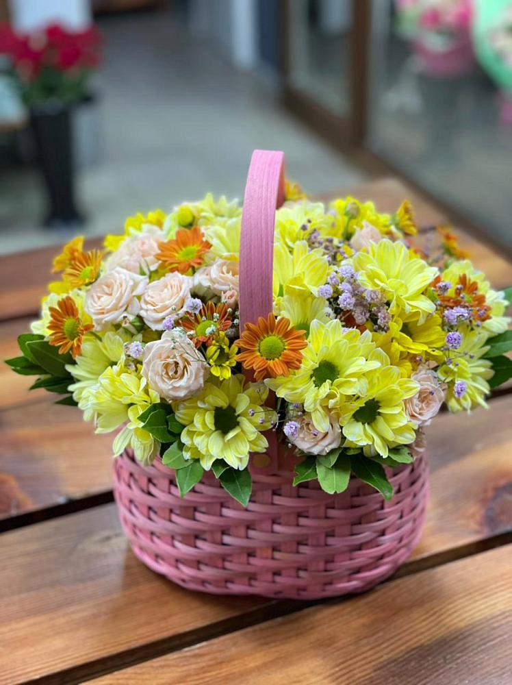 Цветочная композиция из Хризантемы и Розы в корзине в Кировский