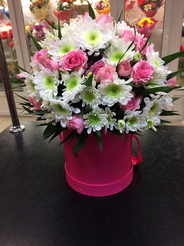 Цветочная композиция из Розы и Хризантемы в шляпной коробке в Кировский