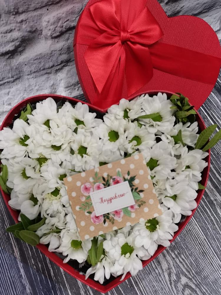 Цветочная композиция из Хризантемы в виде сердца в Кировский