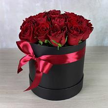 Цветочная композиция из Розы в шляпной коробке в Кировский