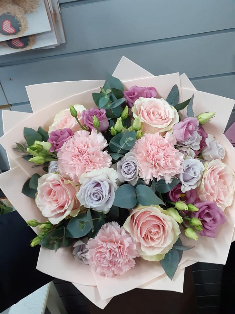 Букет цветов из: Розы, Гвоздики и Лизиантусы в Кировский