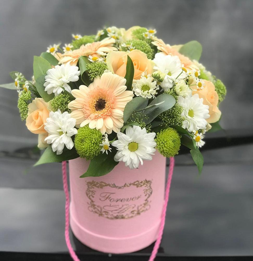 Цветочная композиция из Розы, Герберы и Хризантемы в шляпной коробке в Кировский