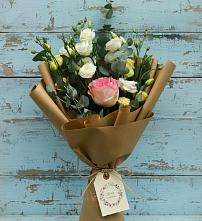 Букет цветов из:  Розы и Лизиантусы в Кировский