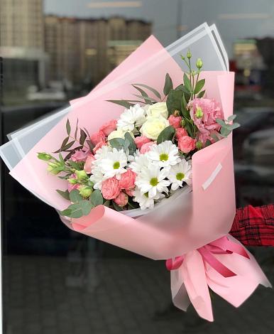 Букет цветов из: Розы, Лизиантусы и Хризантемы в Кировский