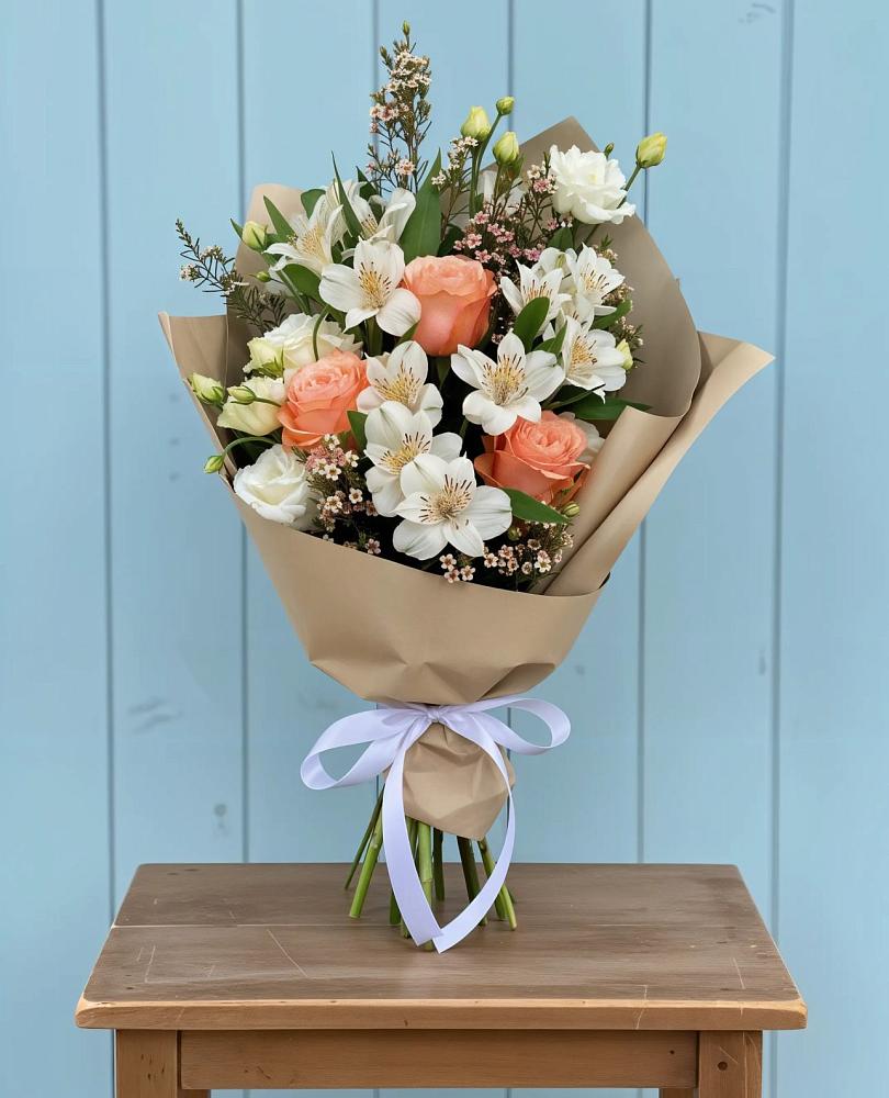Букет цветов из: Альстромерии, Лизиантусы, Розы и Хризантемы в Кировский
