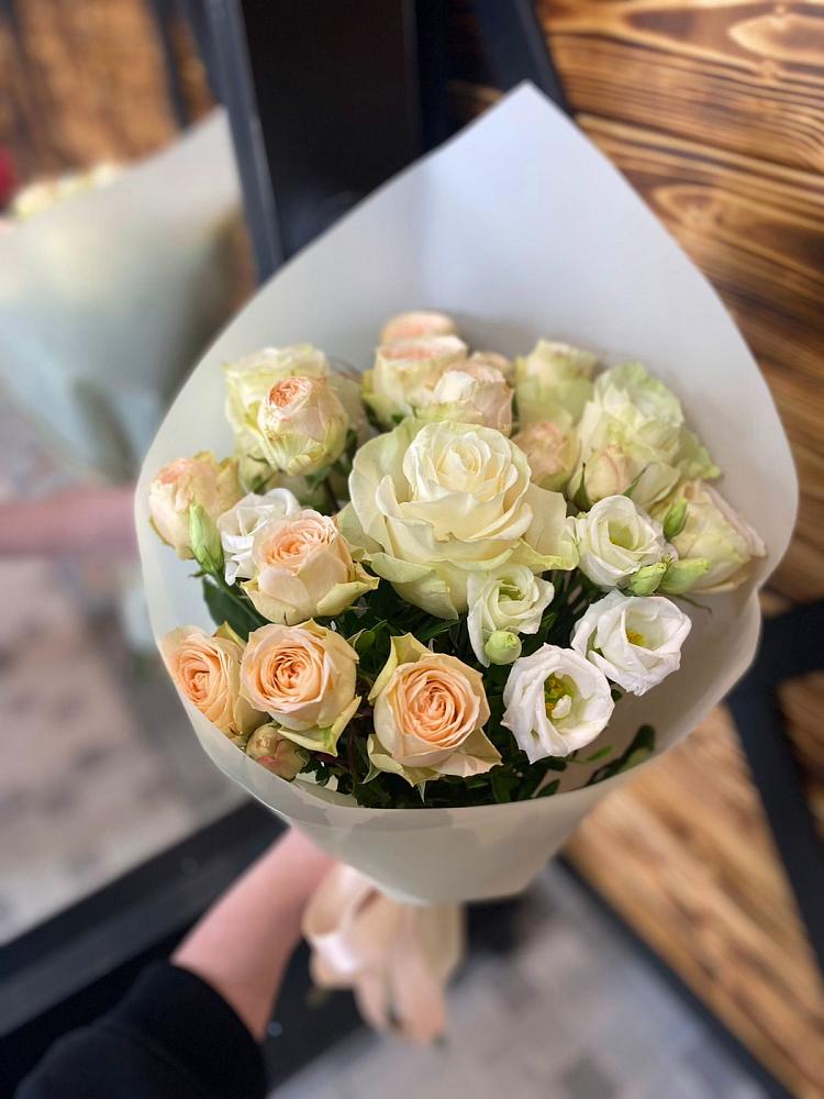 Букет цветов из: Розы и Лизиантусы в Кировский