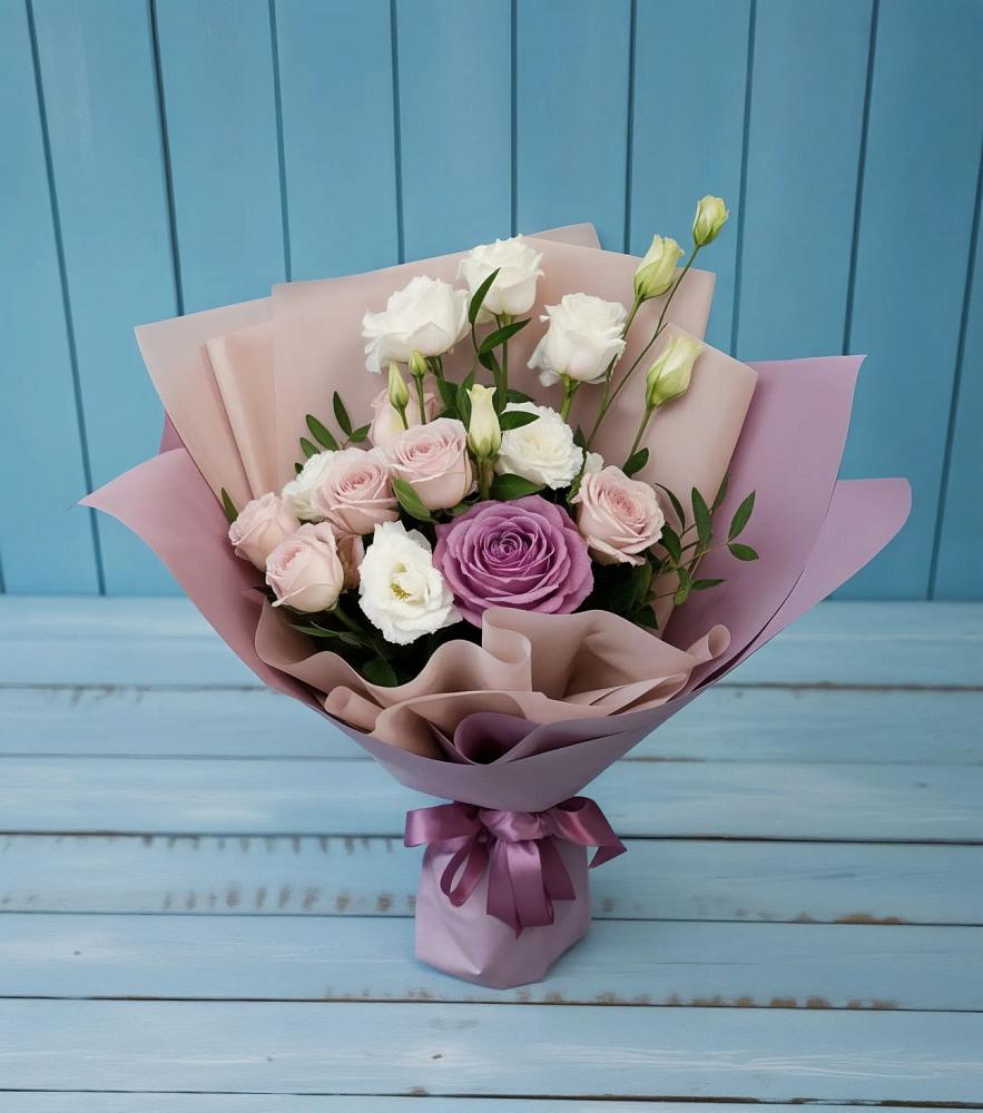 Букет цветов из: Розы и Лизиантусы в Кировский