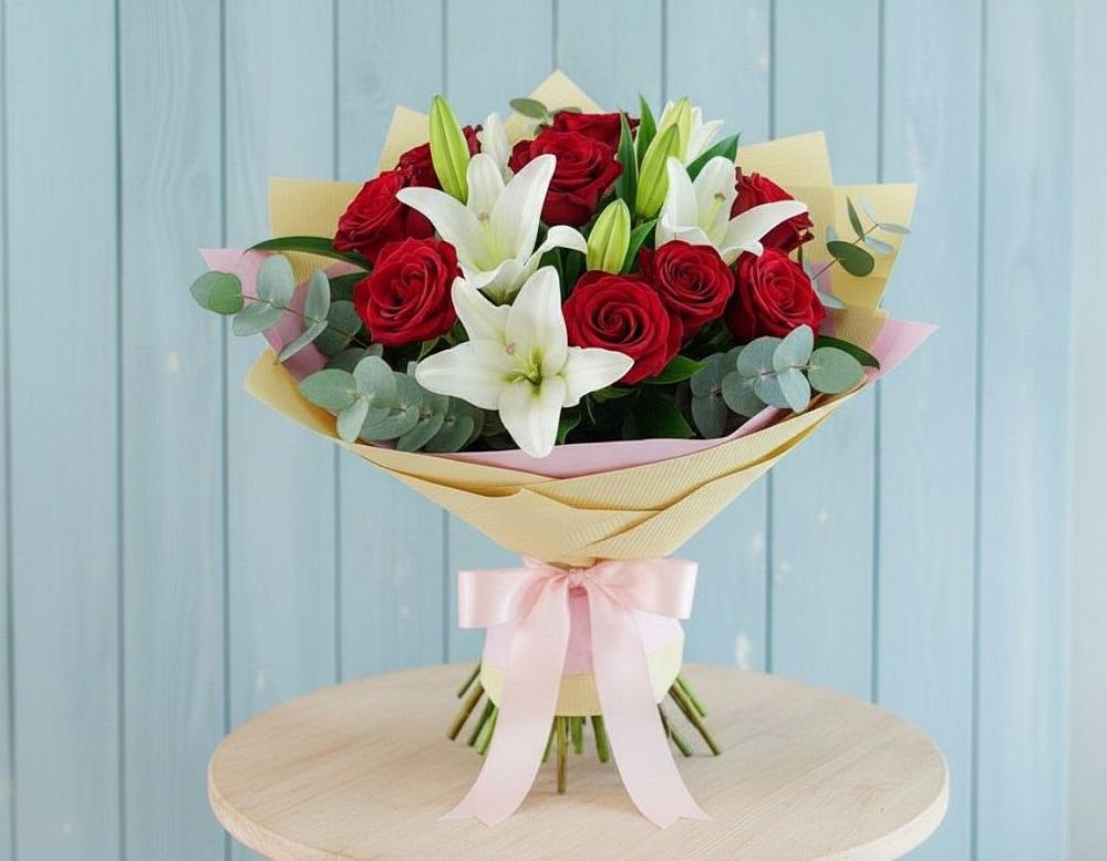 Букет цветов из: Лилии и Розы в Кировский